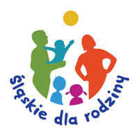 Logo przedstawia kolorowe sylwetki rodziny: zielonego mężczyznę trzymającego dziecko na rękach, pomarańczową kobietę z ręką na biodrze oraz dwoje dzieci – niebieskie i różowe. Nad nimi widnieje żółte słońce. Poniżej znajduje się napis „Śląskie dla rodziny” w niebieskim, zaokrąglonym stylu.